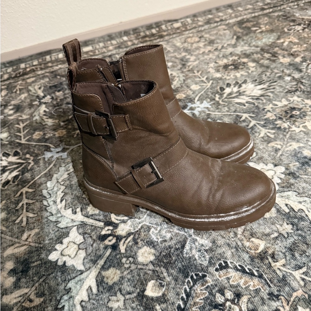 Brown combat boot